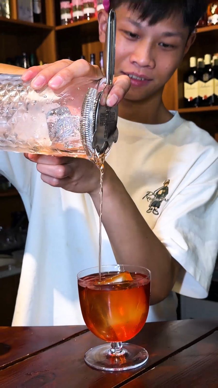 NASHE MESTO 调酒师制作鸡尾酒